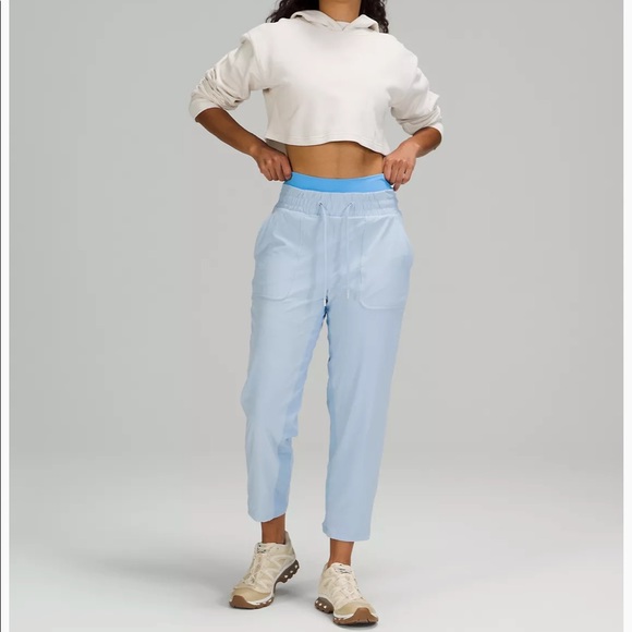 Lululemon BRAND NEW Beyond Studio Crop 25” Size 6 - Picture 2 of 8